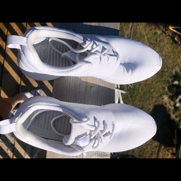 White Nike Roches size 10 - Picture 4 of 4